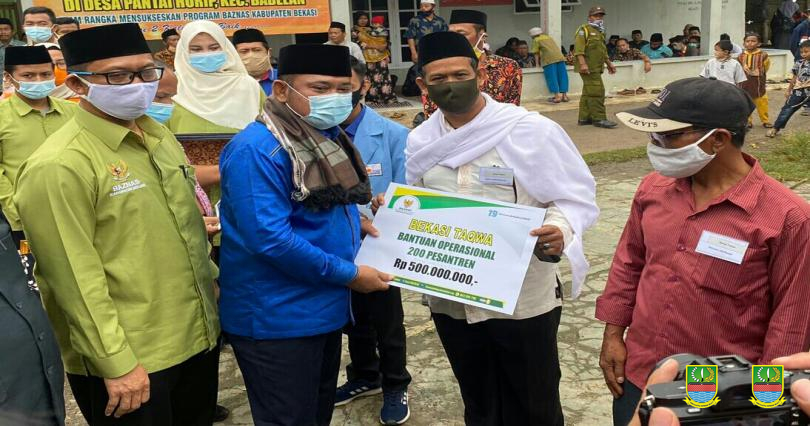 39Bupati Bantuan Pesantren.jpg